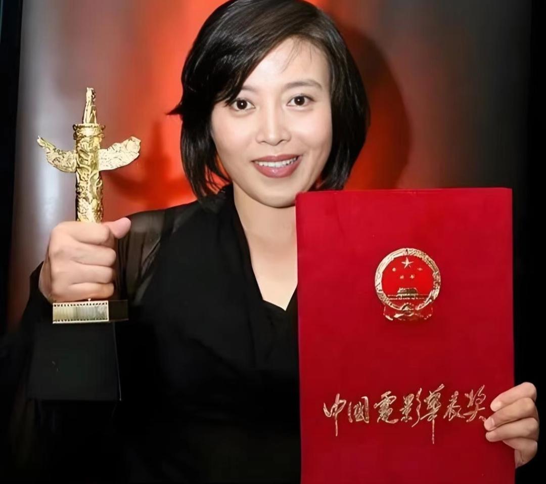 女儿是演员，儿子是导演，独居北京的丁嘉丽，终于实现三代同堂
娱乐