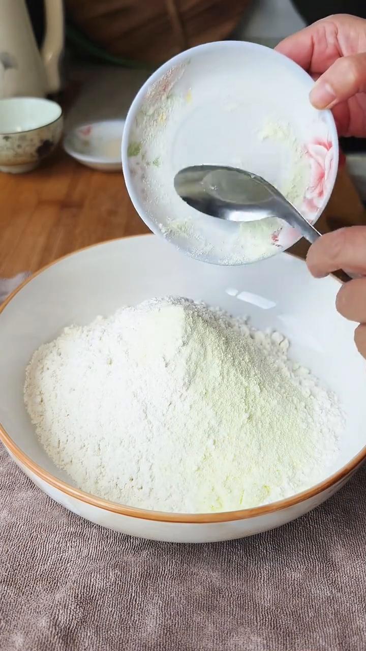 蒸面包卷。
这个白开头成拉丝的蒸面包，在家有个蒸锅就能做，不用烤箱。
·三百五十