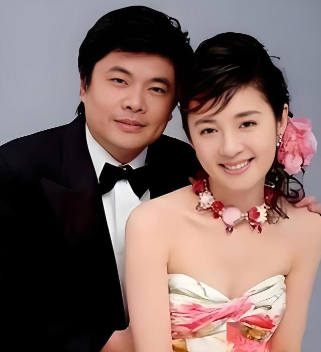 2004年，亿万富翁丁健对妻子说：“给你一个亿，我们离婚吧，我已经爱上别人了。”