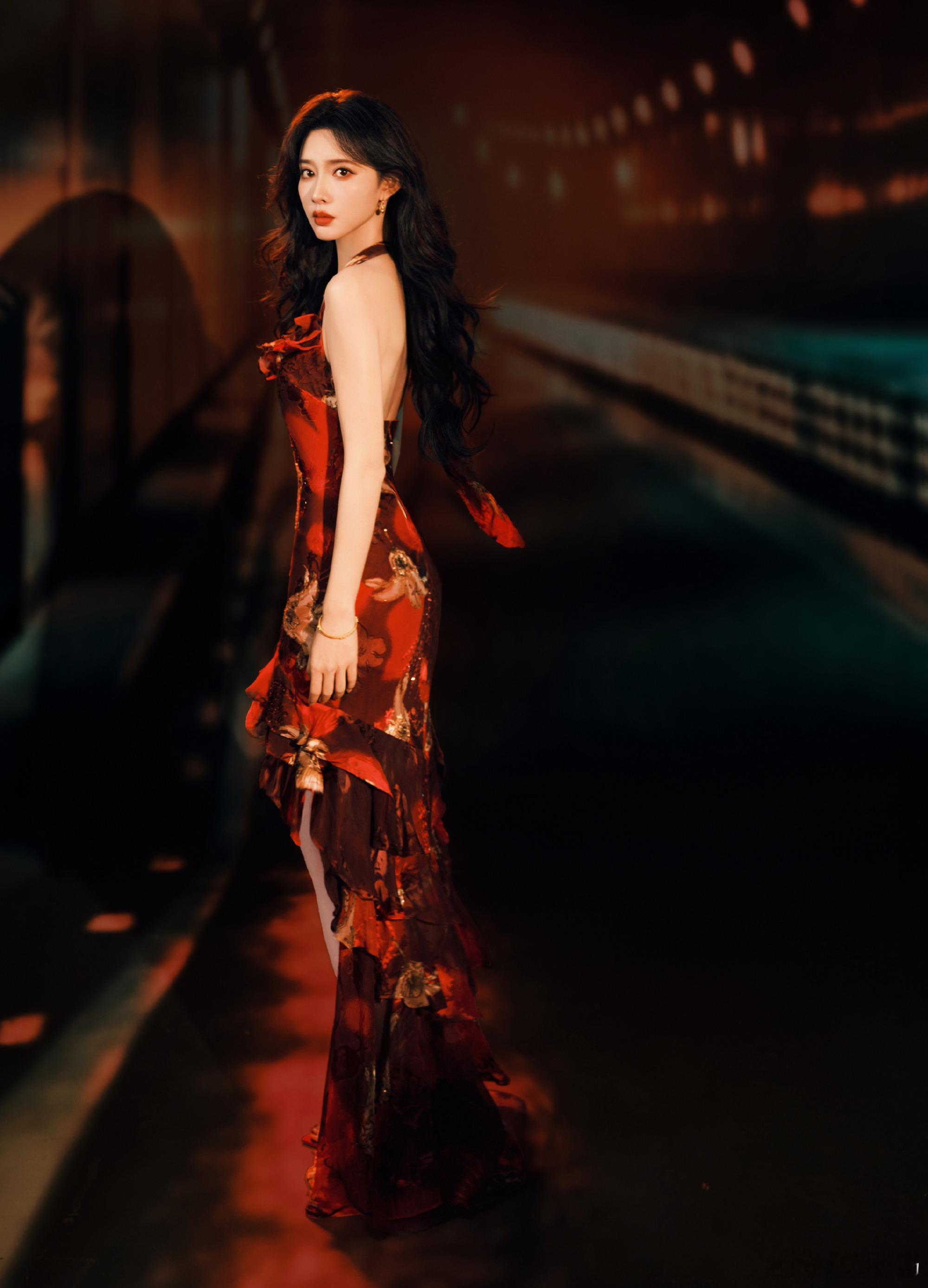 被孟子义这组港风美图狠狠心动，光影交织氛围感绝佳，五官精致舒展，画面自带老电影故