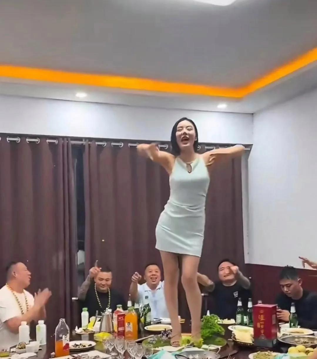 这么精彩的节目，竟然还有人低头玩手机。到底是咋想的！