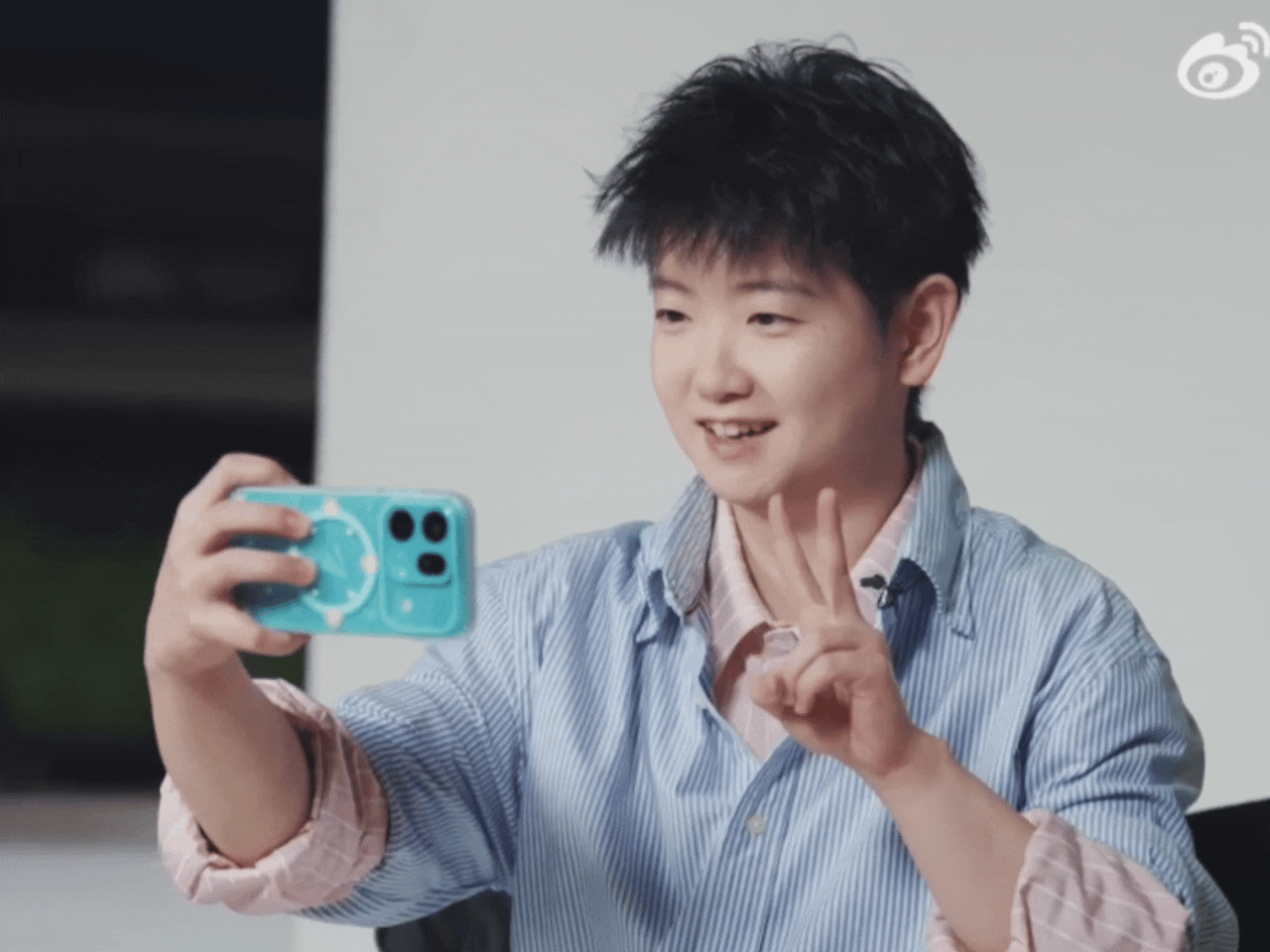 孙颖莎私下自拍路透！软萌比耶的样子也太戳人了✨

这组花絮一出来，孙颖莎的反差萌