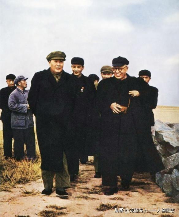 1952年10月30日毛主席在兰考东坝头视察黄河(右一为纺织工业部长李烛尘)