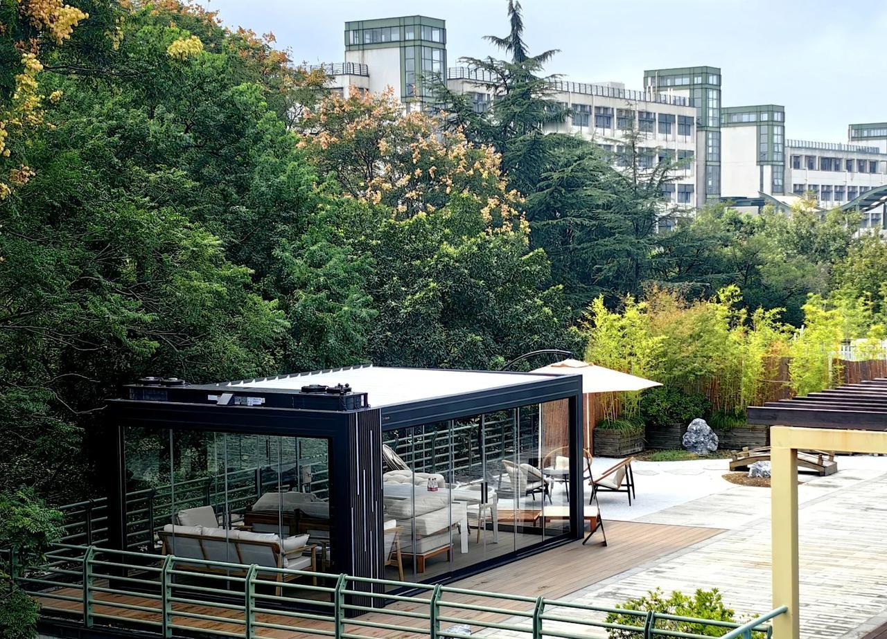 浙大光电学院81级校友以“光立方”点亮母校
浙大光电81级校友集体捐赠的欧铂纳“