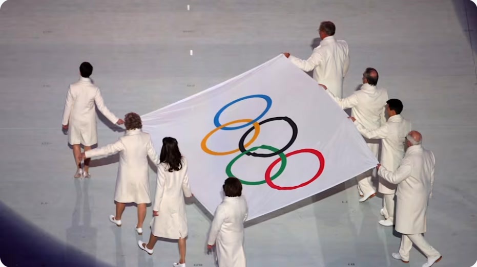 马拉松选手基普乔格和大家熟悉的汤加半裸小哥都会担任米兰冬奥会开幕式执旗手。冬奥会