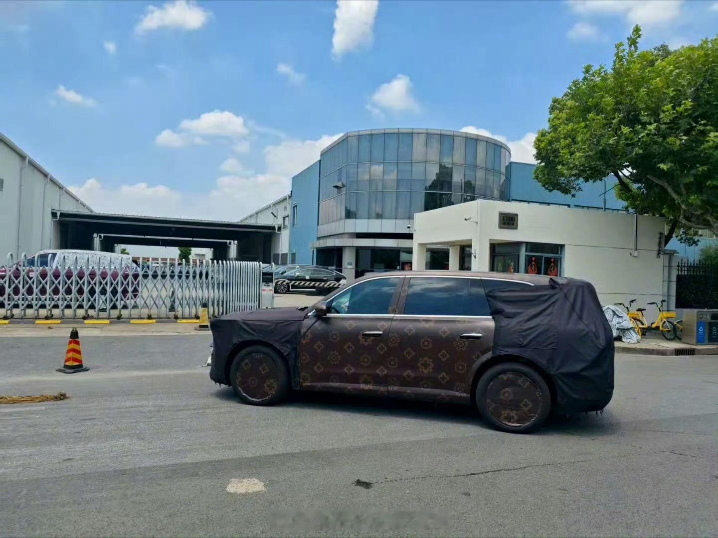 尊界SUV的测试车？还是LV老花车衣伪装，这是要更尊吗[吃瓜] ​​​