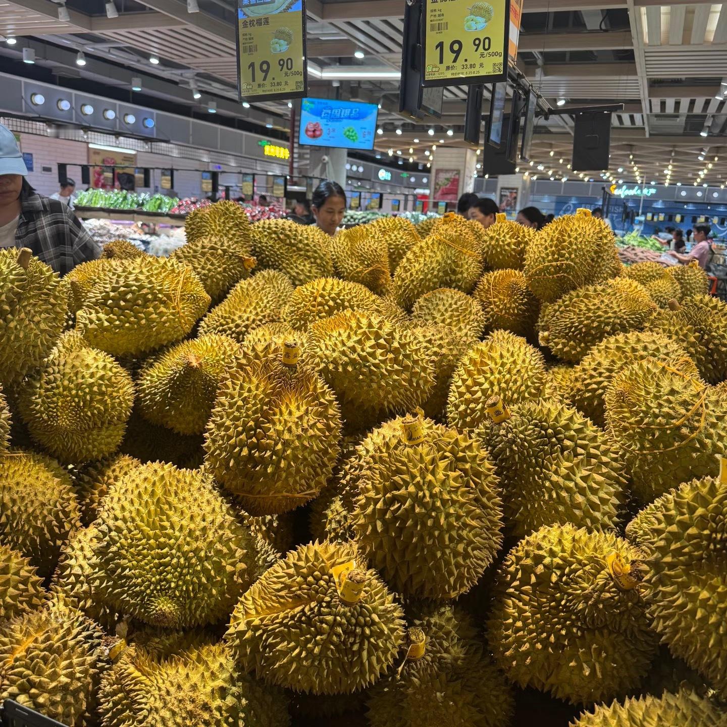 榴莲已经20多元一斤了确实便宜了呀！喜欢的吃的同学快点冲：网页链接在家开榴莲，仪