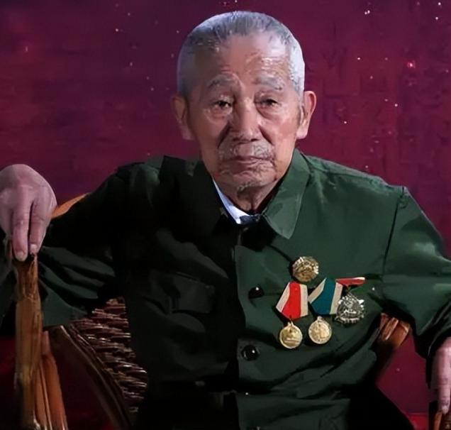 一位老农因为孙子参军遭到拒绝后，无奈之下暴露了自己隐藏44年的身份，让众人惊讶的