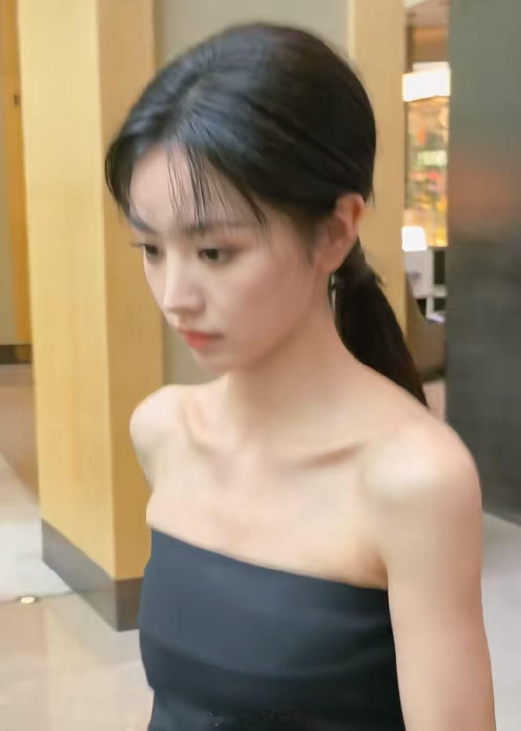 田曦薇黑色抹胸套装田曦薇黑色抹胸套装造型好美！田曦薇黑色抹胸套装造型