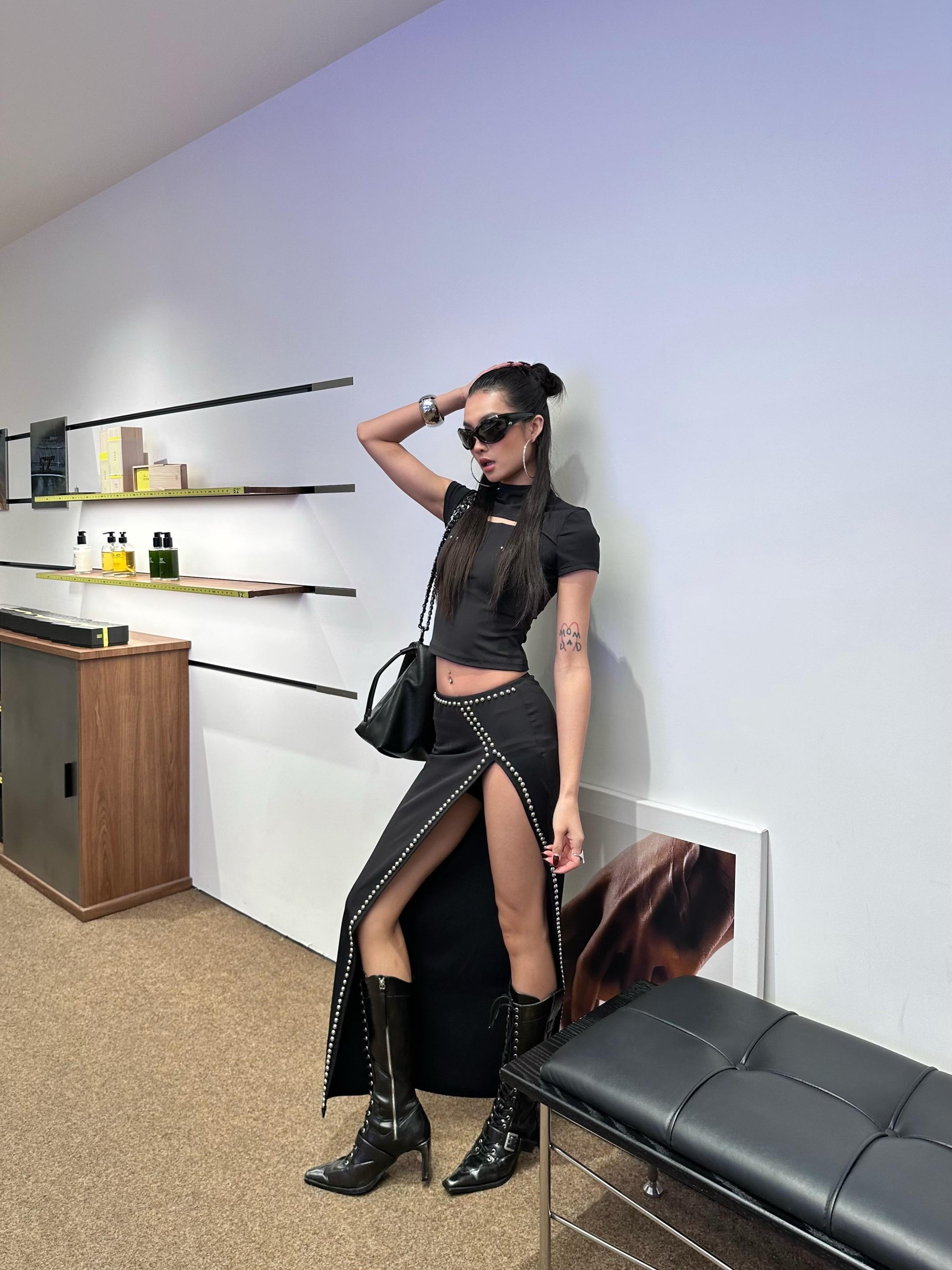 你在背后议论我说明我在你前面。