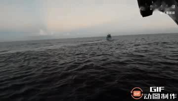终于看到万安滩附近最新的碰碰船画面了，都懂的，图为我英勇的南海平头渔民们正在给猴
