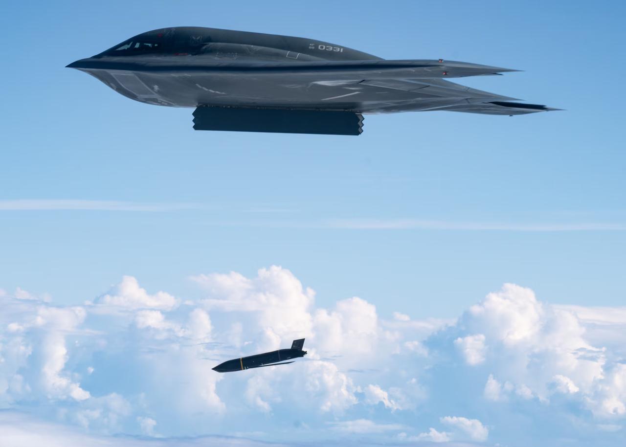 B-2试射LRASM：美军“双隐身”杀招，难破解放军体系防线

在2026年“勇
