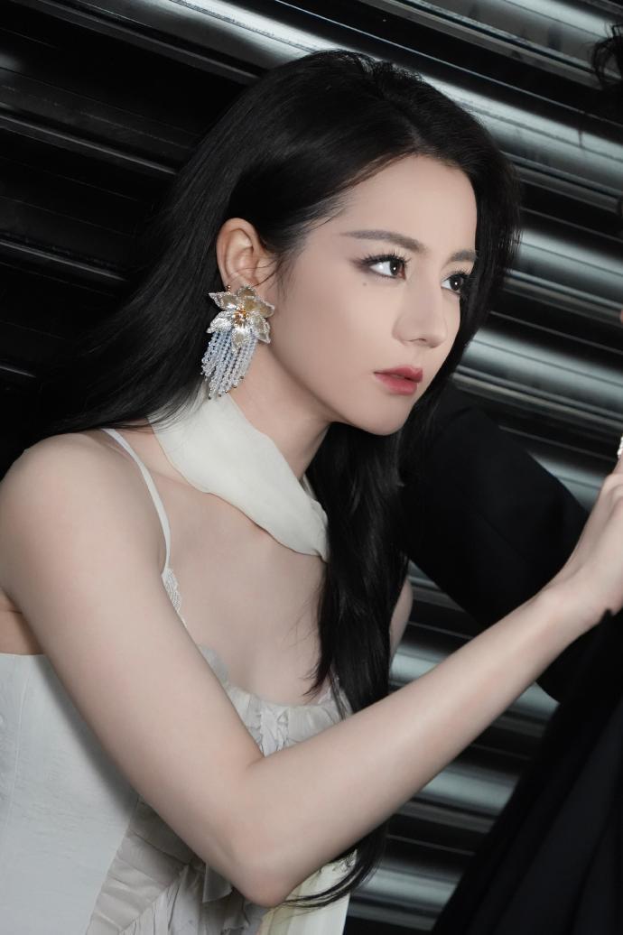 迪丽热巴眼窝立体到自带阴影这眼窝真的绝了，立体到自带阴影，浓颜系天花板没跑 