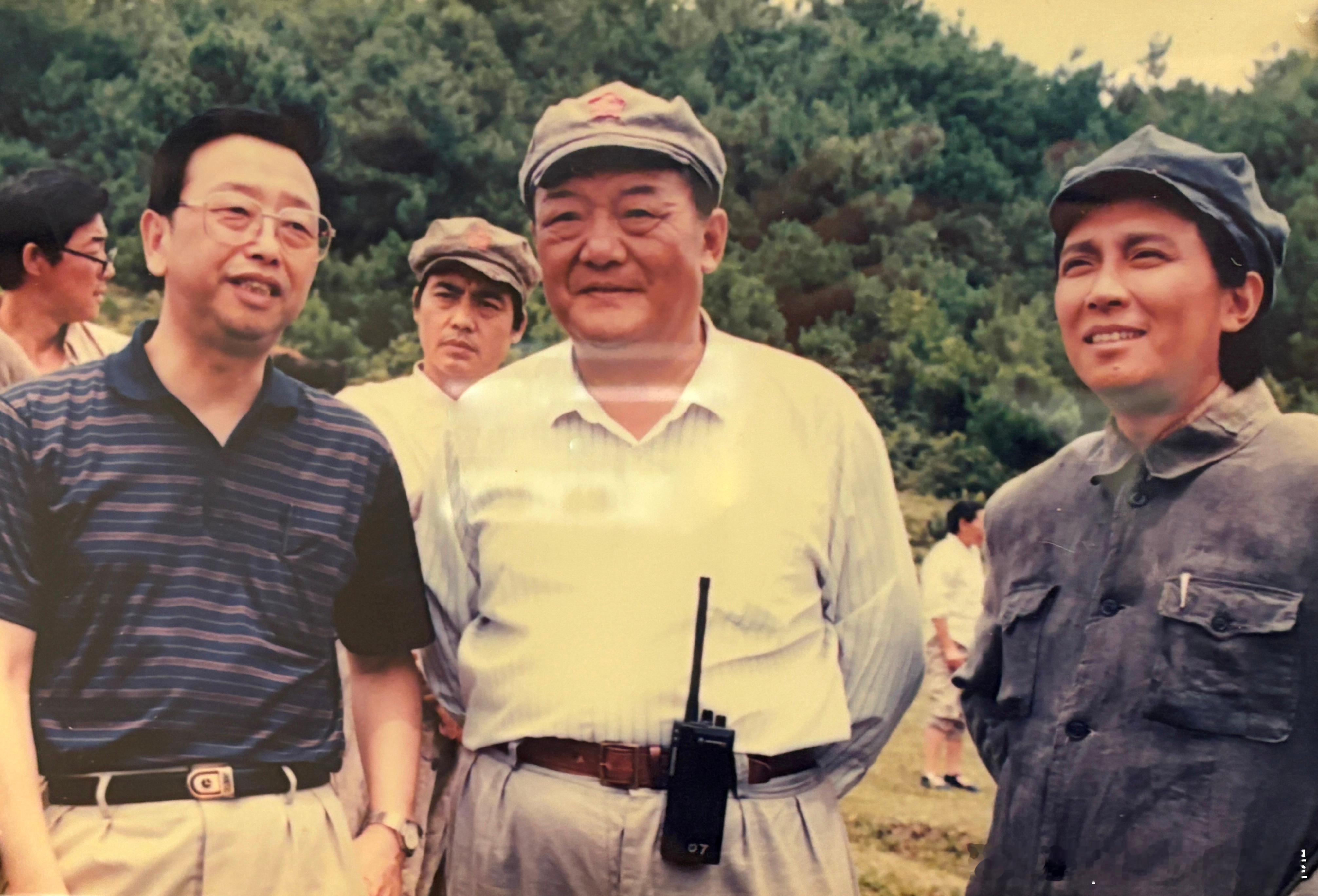 1996年电影《长征》拍摄期间，广电总局电影局局长刘建中（前左一）前来慰问，前中