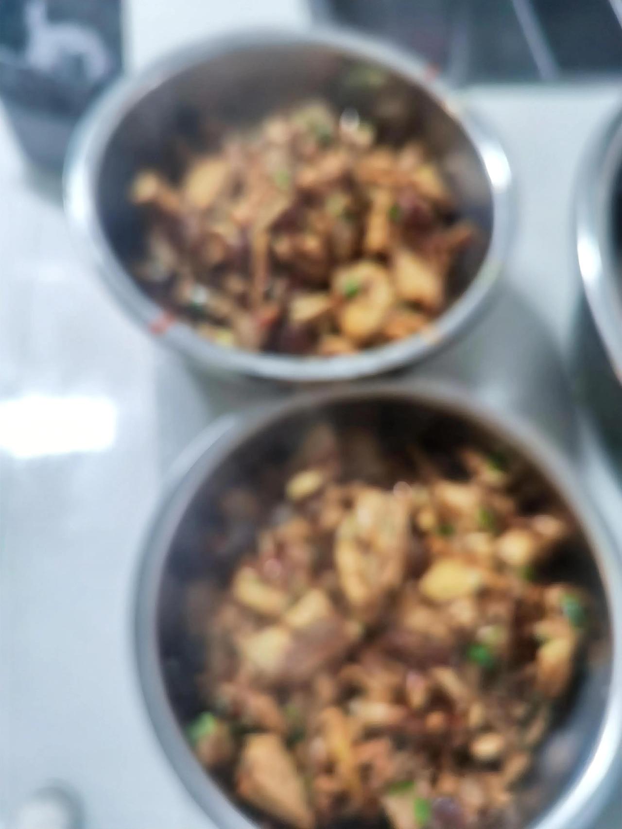 今日食堂菜谱：
五花肉炒萝卜干
莴笋炒肉
炒花菜。

人生在世，你能做到几点？