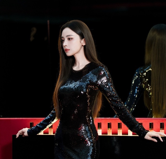 很内向喝水都不敢沾杯TOM FORD BEAUTY中国区大使李昀锐、娜扎现身TO