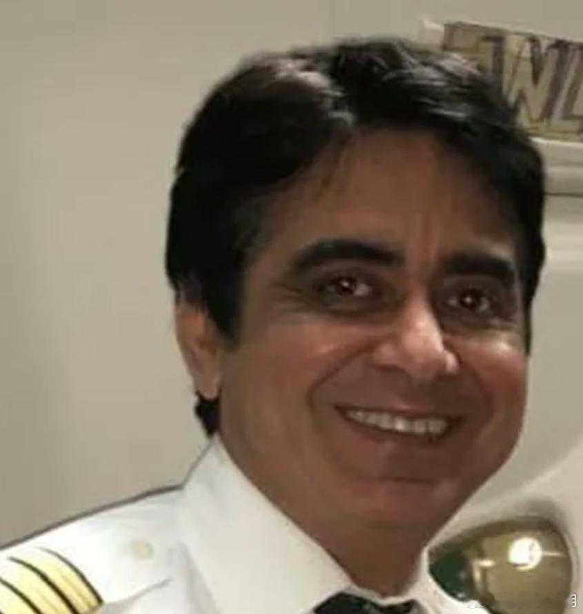 印度航空公司公布坠机飞行员信息 这是印度航空公司坠毁那架AI171号航班飞行员的