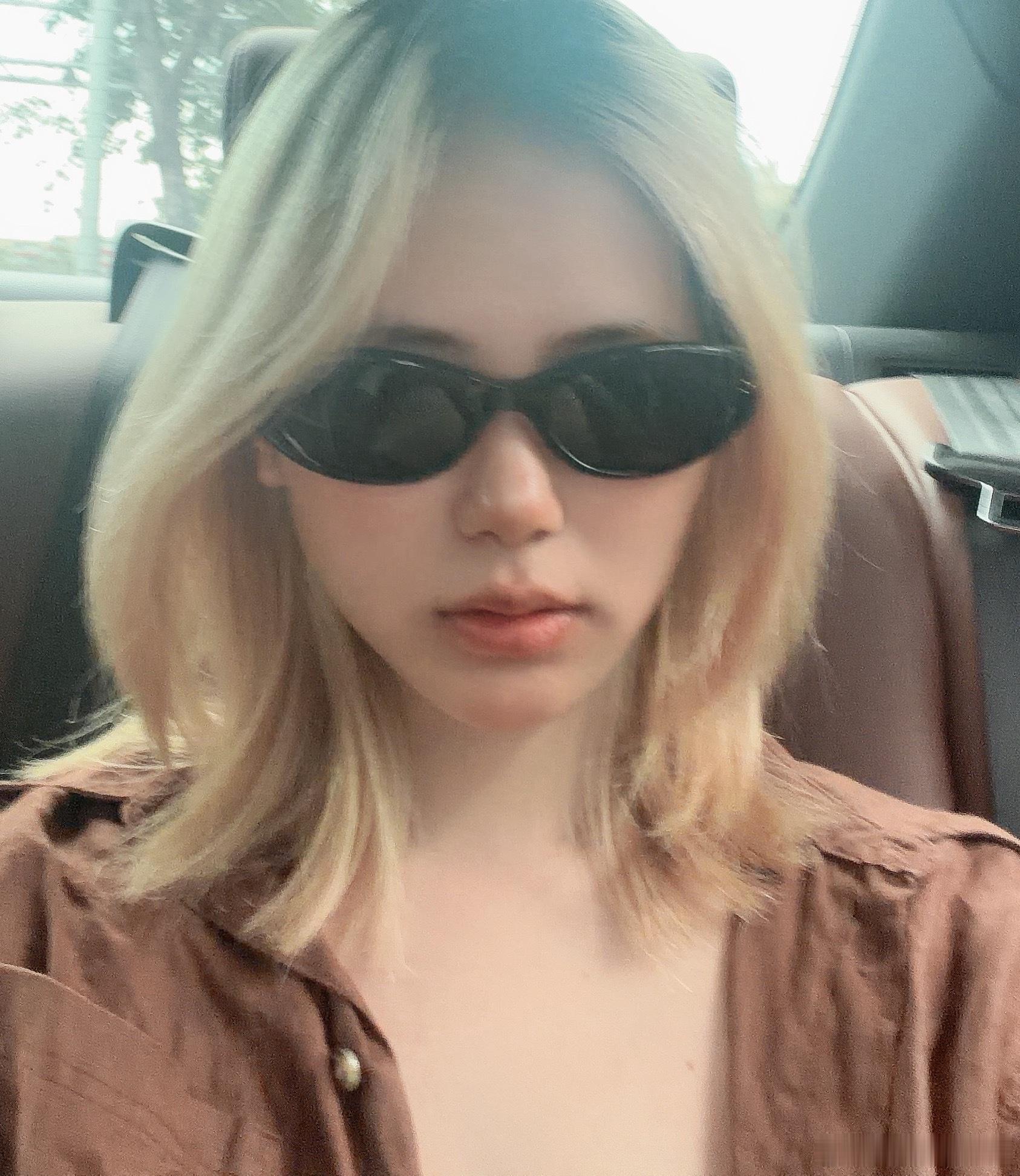 墨镜是这个墨镜 遮颧骨太阳穴，很轻头小的带其他款式，像偷大人的眼镜…购物分享