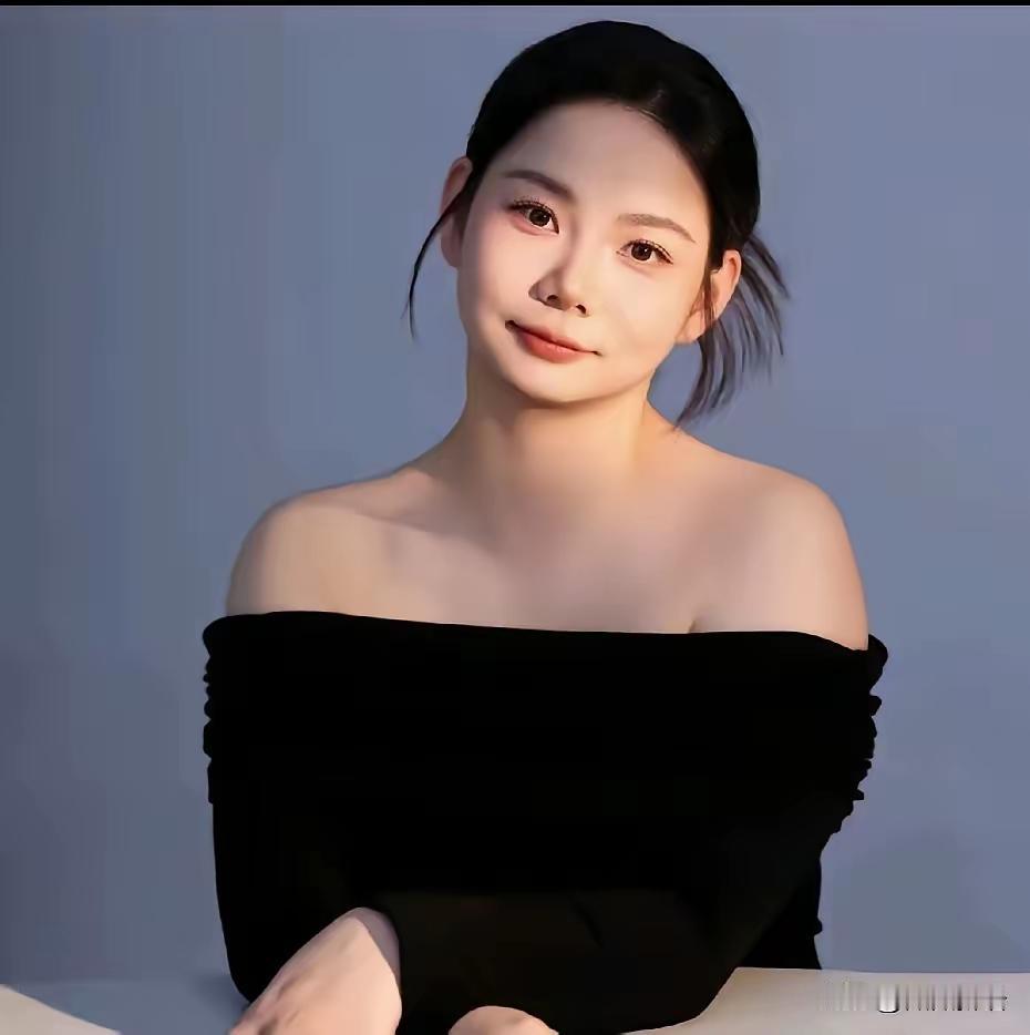 何卓佳不是最漂亮的，但是心灵是最美的！
十年如一日的陪练，甘当绿叶！对莎莎那是比