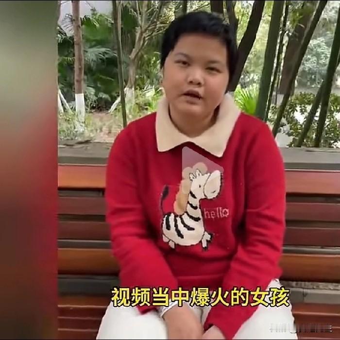 生命不在于长短在于生命的闪光。地铁吐血女孩因为不可抗拒的病症把鲜血吐在高铁列车上
