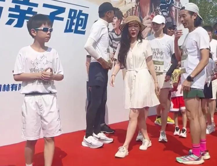 娱乐圈中霍思燕和孙丽都属于顾家的，孩子都教育的很好，家庭也幸福美满[赞][赞]女