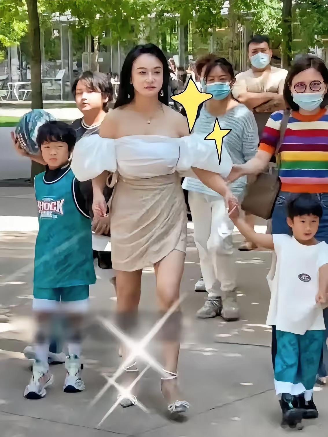 我的老天奶，冉莹颖这穿搭着实让人看不懂，已经是三个孩子的妈妈，出席孩子的校园活动