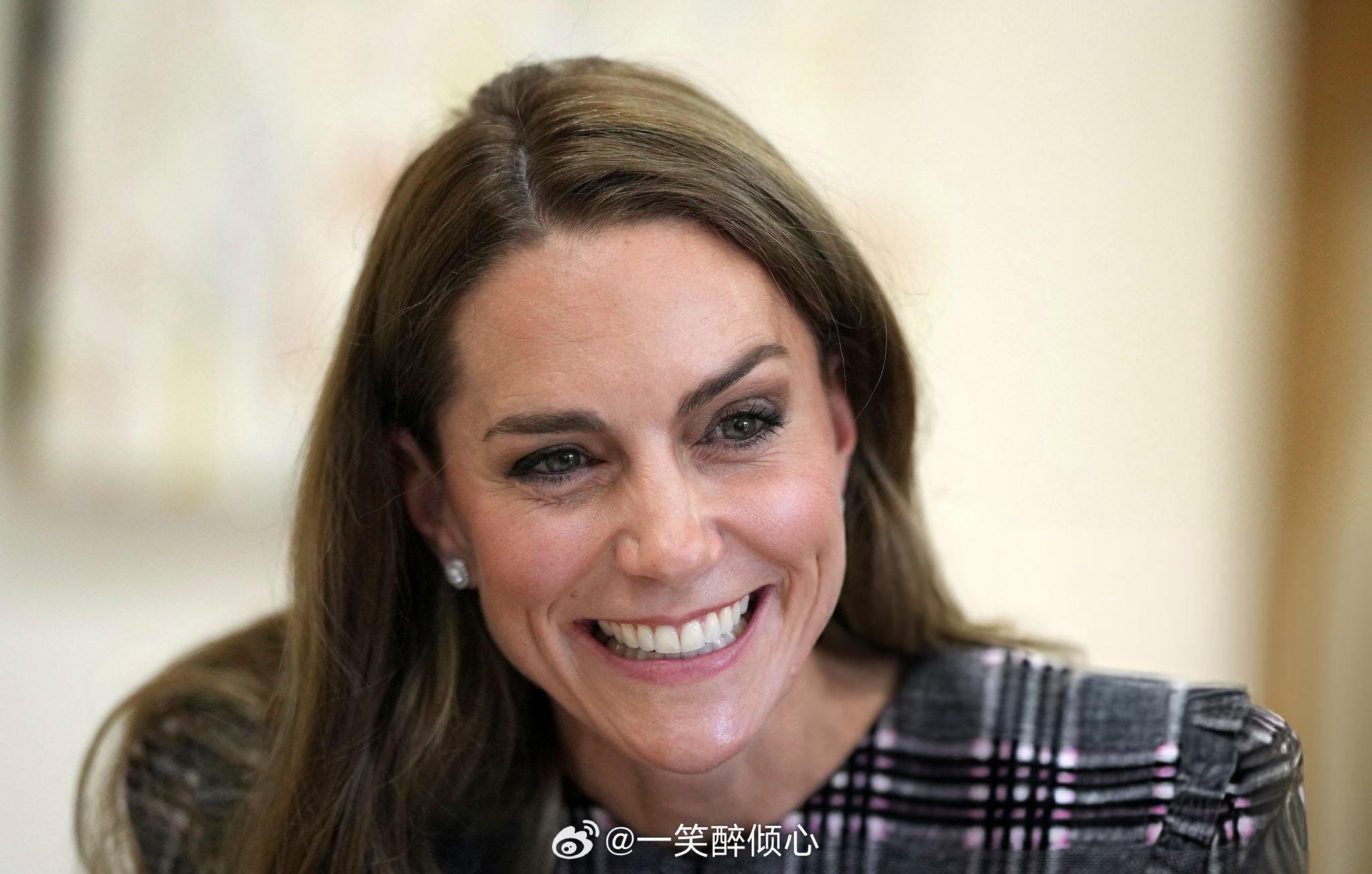 凯特王妃[超话]  今天威尔士亲王夫妇在伯克郡桑宁代尔访问全国妇女协会，并听取妇