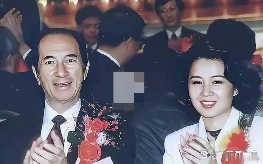 年轻时的四太梁安琪与赌王婚礼上的留影，当年29的她嫁给了68岁的赌王 