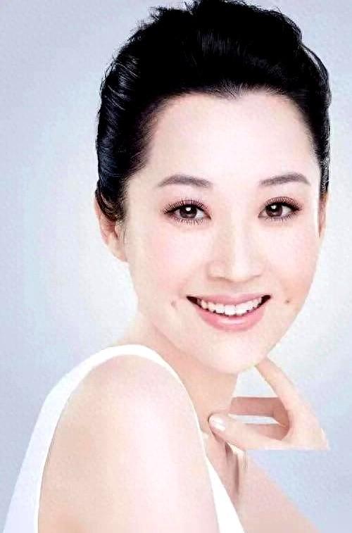 她，是荧幕上风情万种的“话匣子”，是《笑傲江湖》里灵动任性的任盈盈，许晴的美丽与