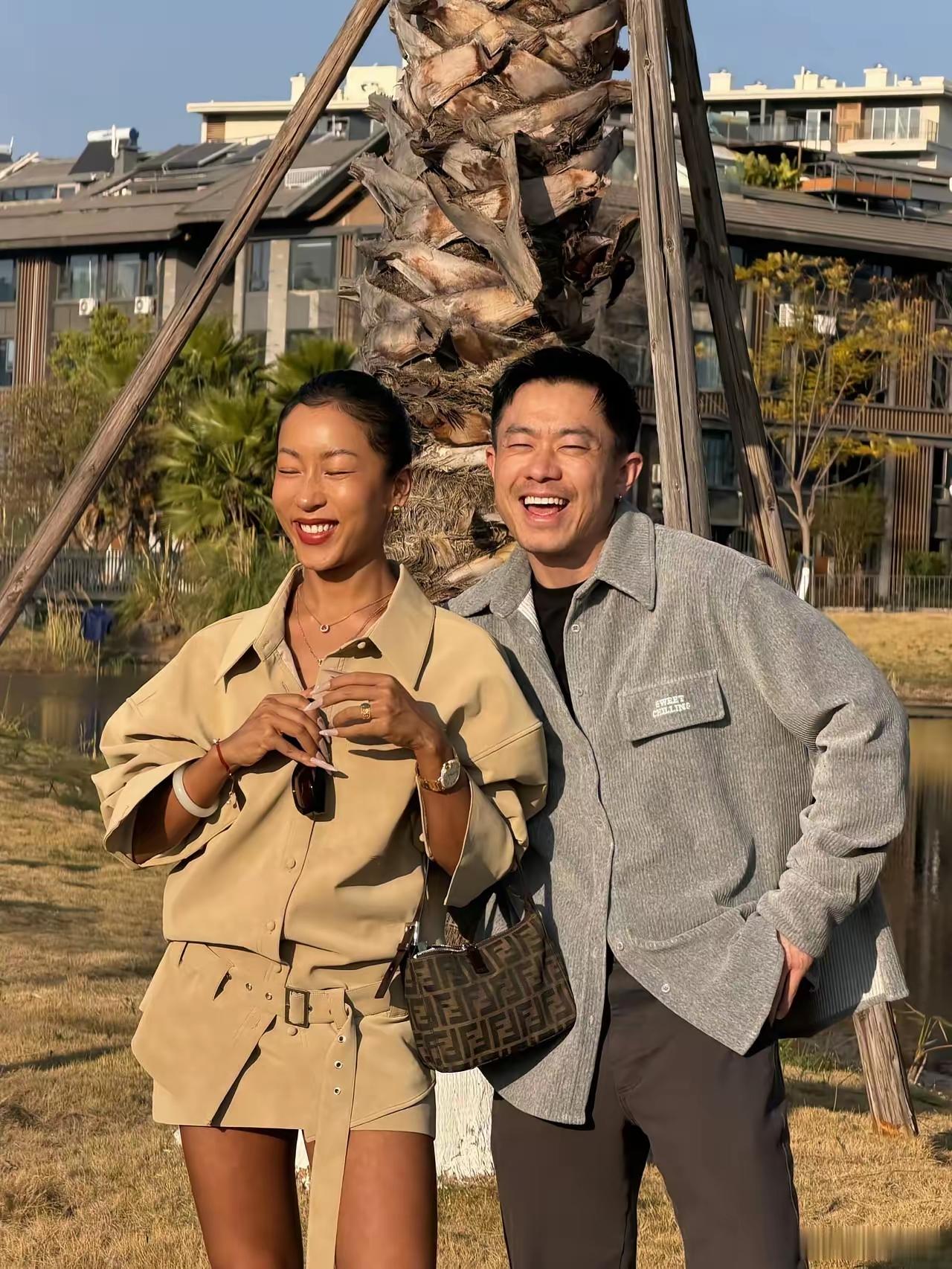 春节期间，吉克隽逸晒出了和现任丈夫金思辰的同框照。
难道她真的嫁人了？而且嫁的还