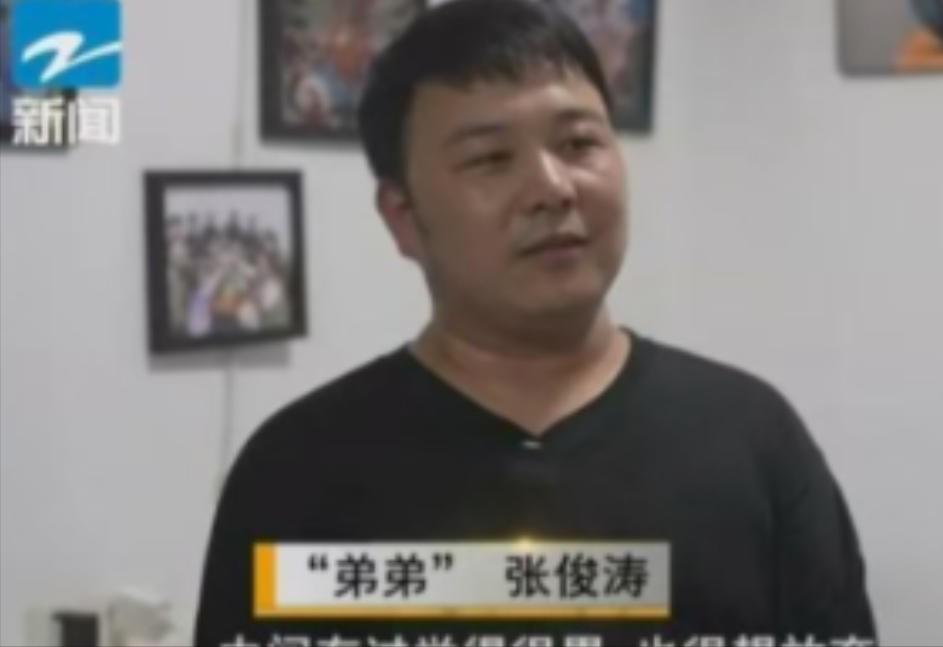 2009年，宁波一个18岁的小伙子走投无路，在公园长椅上睡了半个月，被一位陌生大