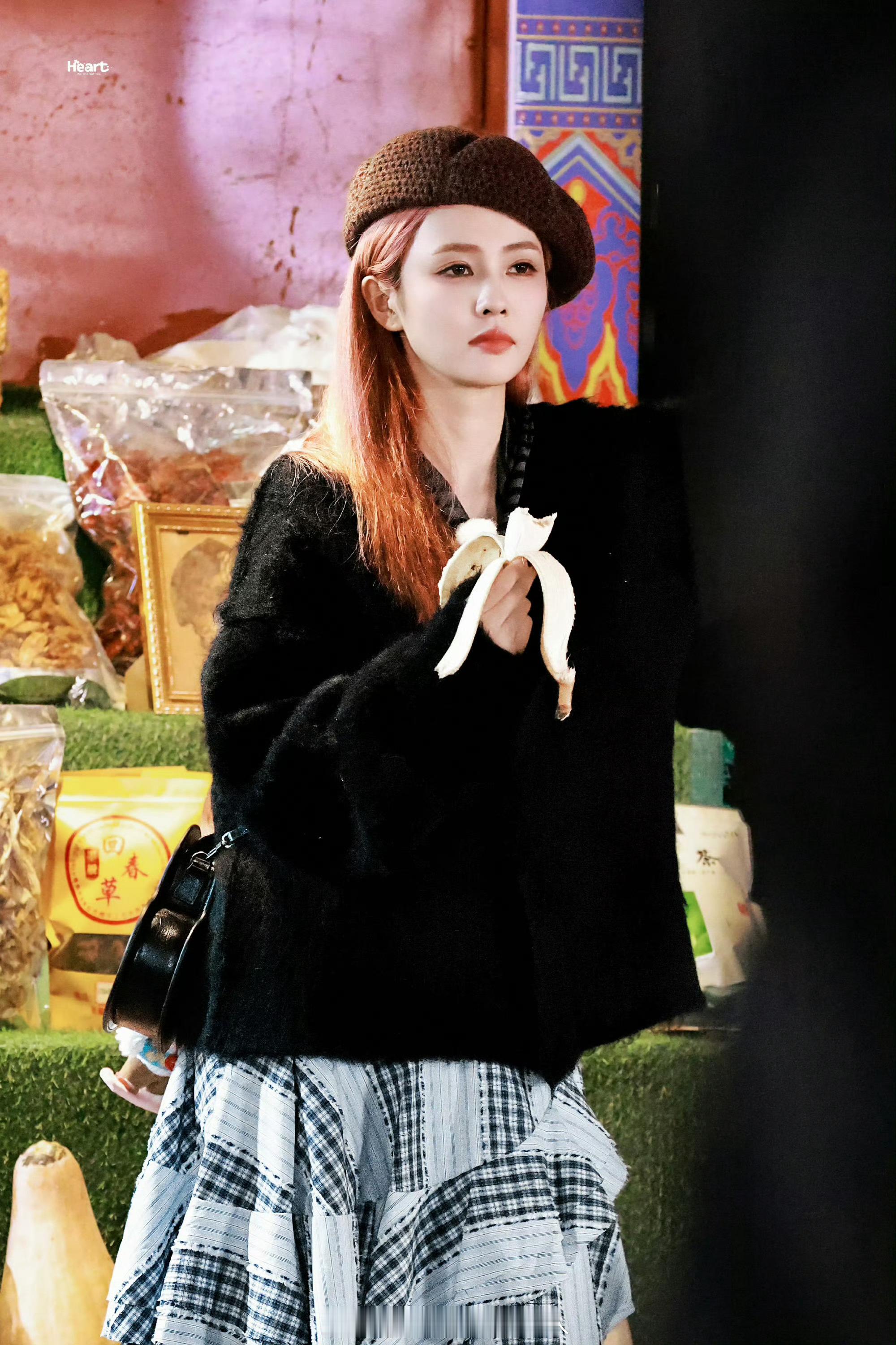 白鹿这个香蕉真好吃世界纷纷扰扰而我在吃香蕉🍌 ​​​