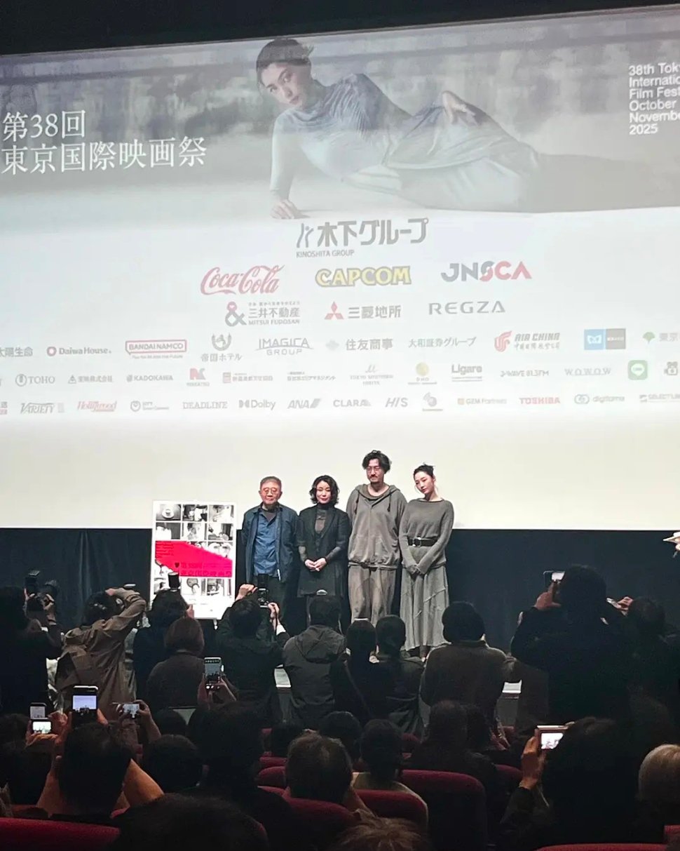 这算不算被抢C位了，真的不要小看娱乐圈站位全是学问，本来是影片灵魂的白百何站边边