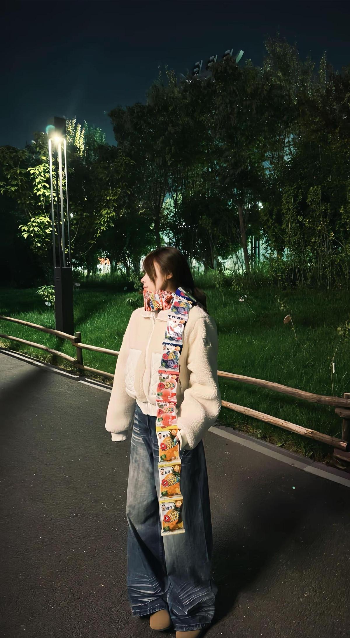 他蹲在工地墙角啃馒头，手机里弹出女儿发来的视频：幼儿园表演，她穿着小裙子，踮着脚