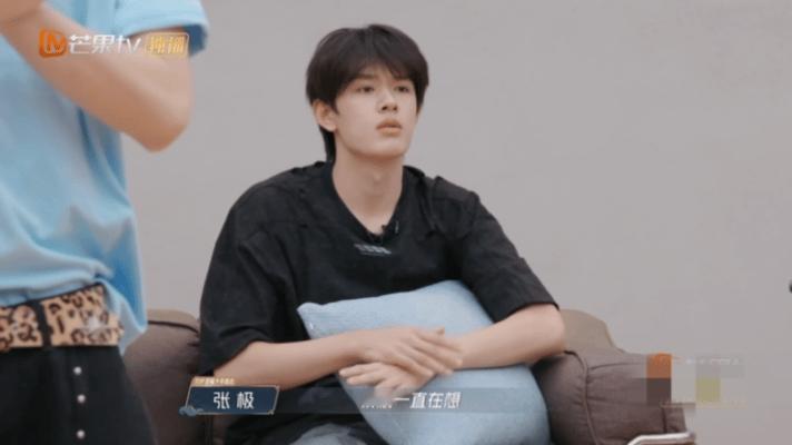 张极股骨头受损陷入内耗循环 从担心拖垮队友到想退出舞台，张极的每一份内耗都藏着对