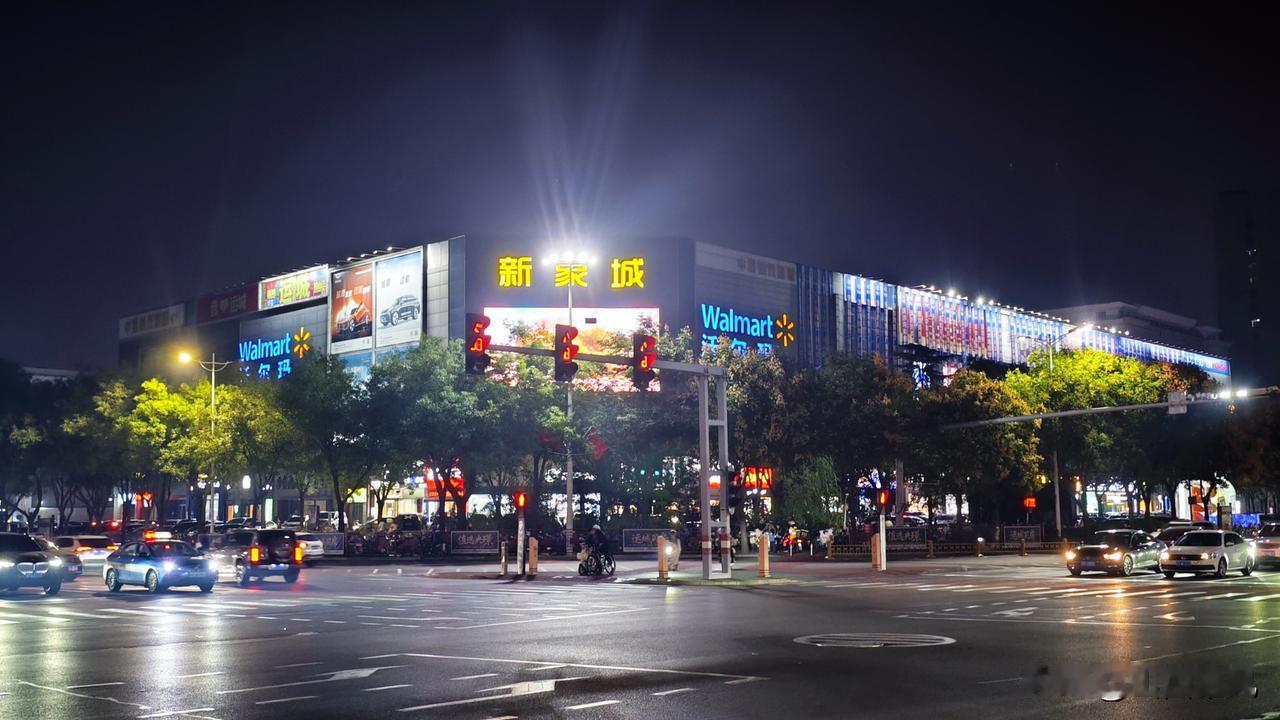 运城夜色，满是烟火温柔……
        晚饭后溜达到河东东街，从酒店一路逛到