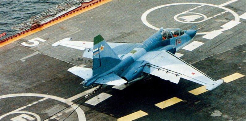 较少见的Su-25UGT和Su-27KUB舰载教练机，注意那个Su-27KUB是