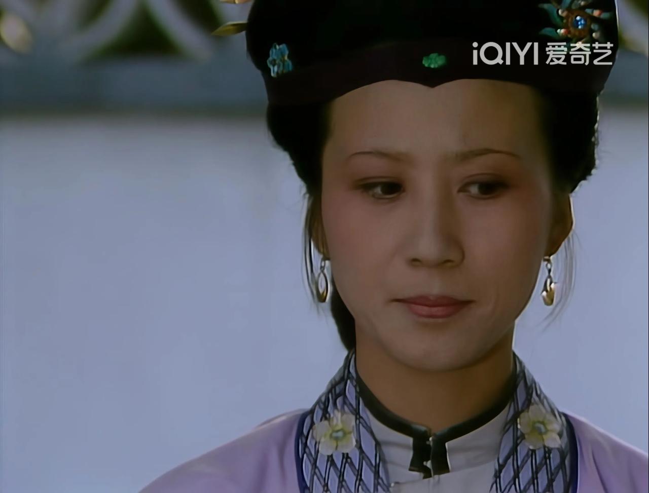 书中一开始周瑞家的送宫花，路过李纨那儿，隔着窗子看到李纨一人在午睡。又去了凤姐那