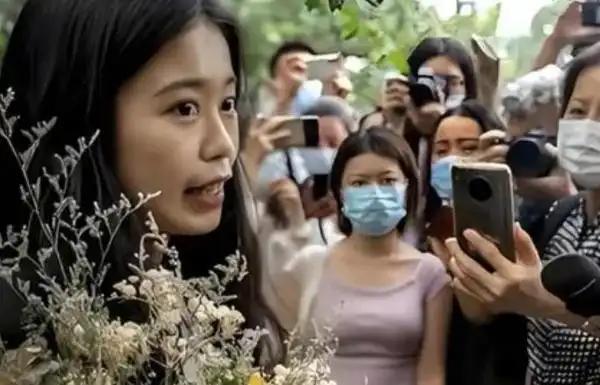 她曾诬告朱军骚扰，败诉后欠朱军36万赔偿款一直不还，如今她移居海外，摇身一变成了