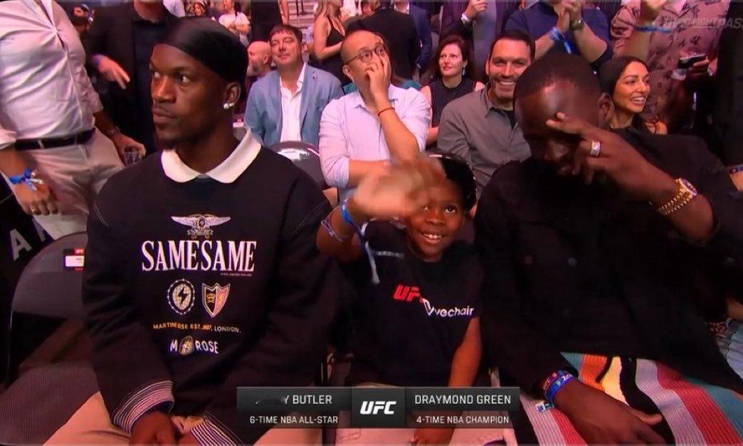 巴特勒和格林去看UFC 320了，佩雷拉vs安卡拉耶夫。私信我，我发你白嫖直播。