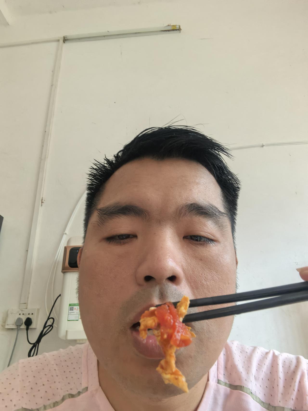 回家过年10多天，照照镜子脸胖了不少，看这模样体重应该涨四五斤，回到家里每一顿都