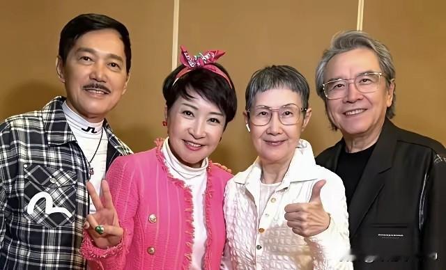 看狄波拉现任老公江耀城的相貌，确实看起来长得很一般，但是他比狄波拉小了11岁，而