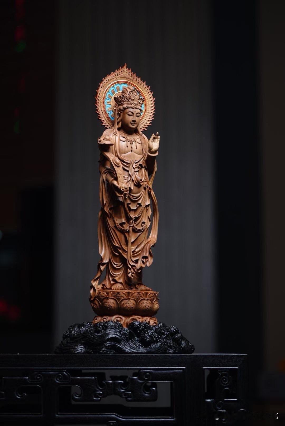 一缕檀香，一份清雅。

观音立于莲台之上，眉目低垂，唇角含笑，神情温和宁静。衣袂