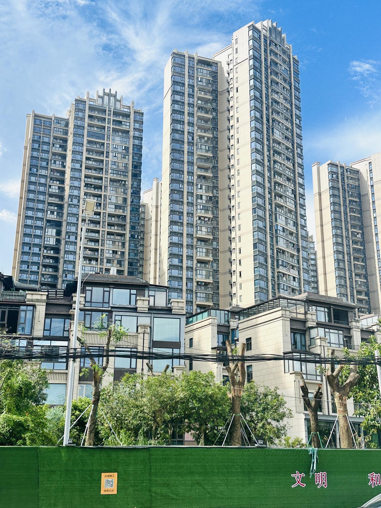 终于还是忍不住在广州买房了
在广州打拼六年了，去年的的时候看上了一套三房两厅的房