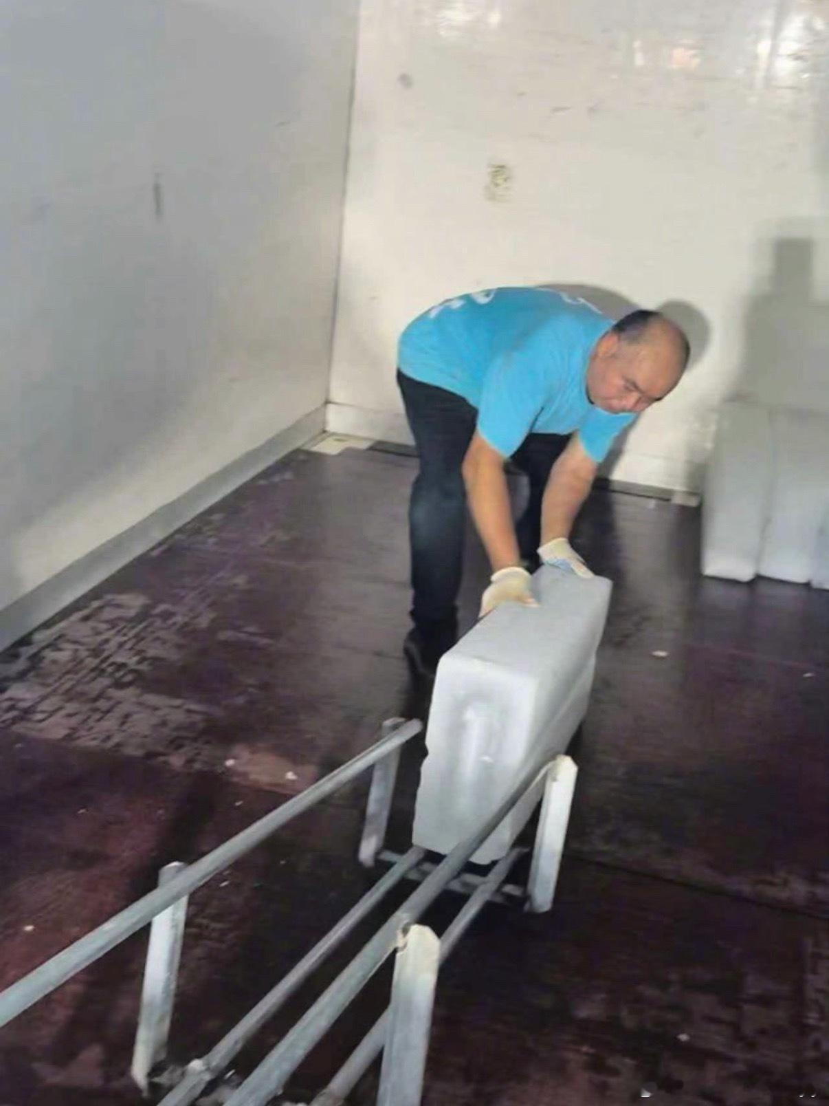 三伏天工人搬200斤冰块挣一元工人每将一块200斤（100公斤）的冰砖从制冰车间