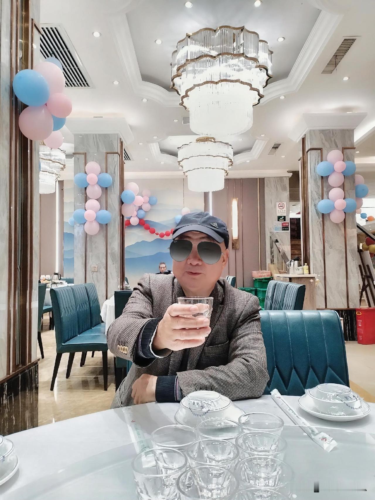 涂剑秋与衡水大酒店。
涂剑秋对衡水大酒店的经营工作应是少见的较真负责者。
记得他