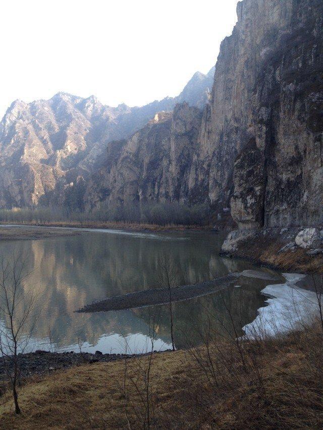中东又出新状况了，阿联的核电站遭遇3架无人机袭击！其中两架被拦截，1架击中外围备