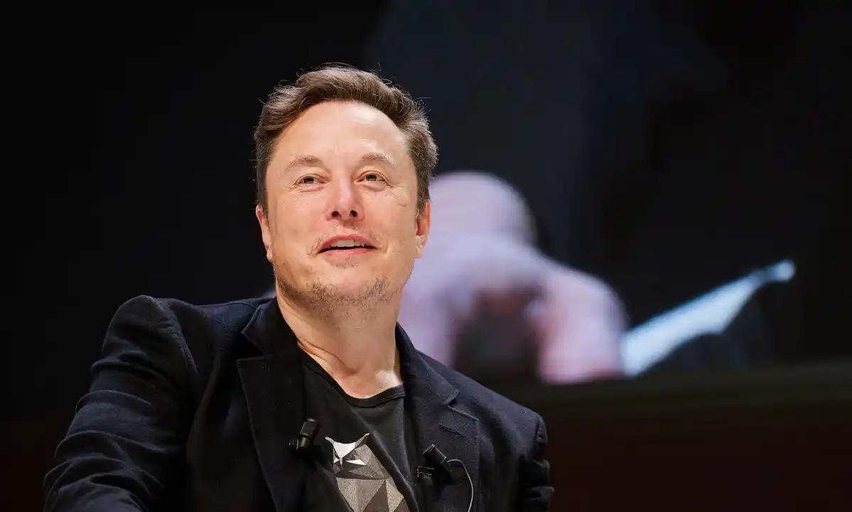 马斯克这手牌打得太绝了！左手把特斯拉FSD送进中国，右手却把SpaceX的中国投