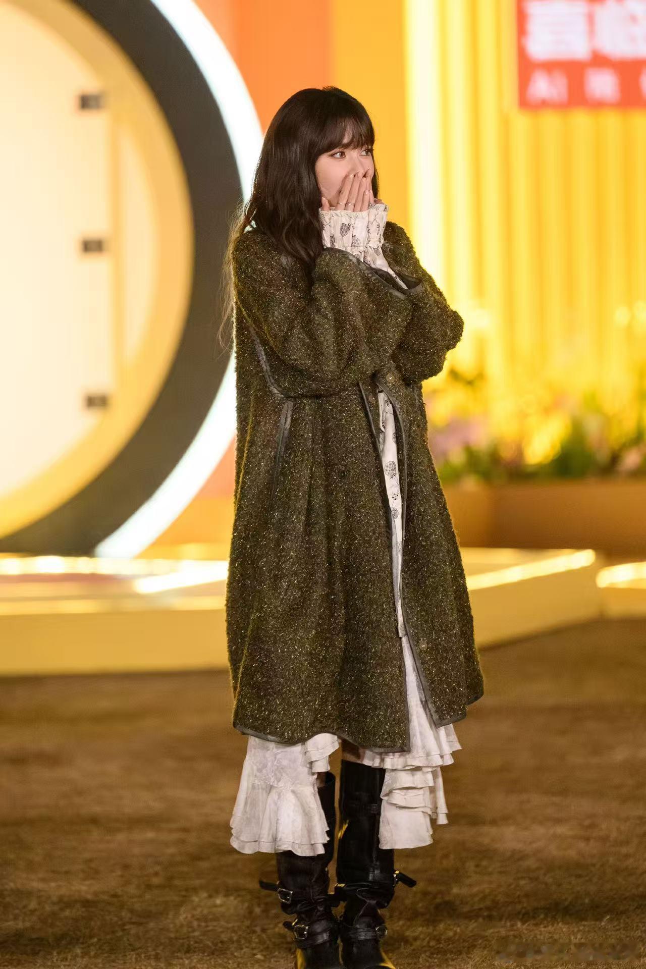 徐志胜贴脸开大宋妍霏臭脸“臭脸”警告后宋妍霏一秒破功！这笑容来得太真实，建议内娱