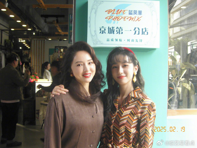 董璇周也母女相董璇周也合影留念，都有母女相了，年代剧两枝花来的董璇周也合影留念